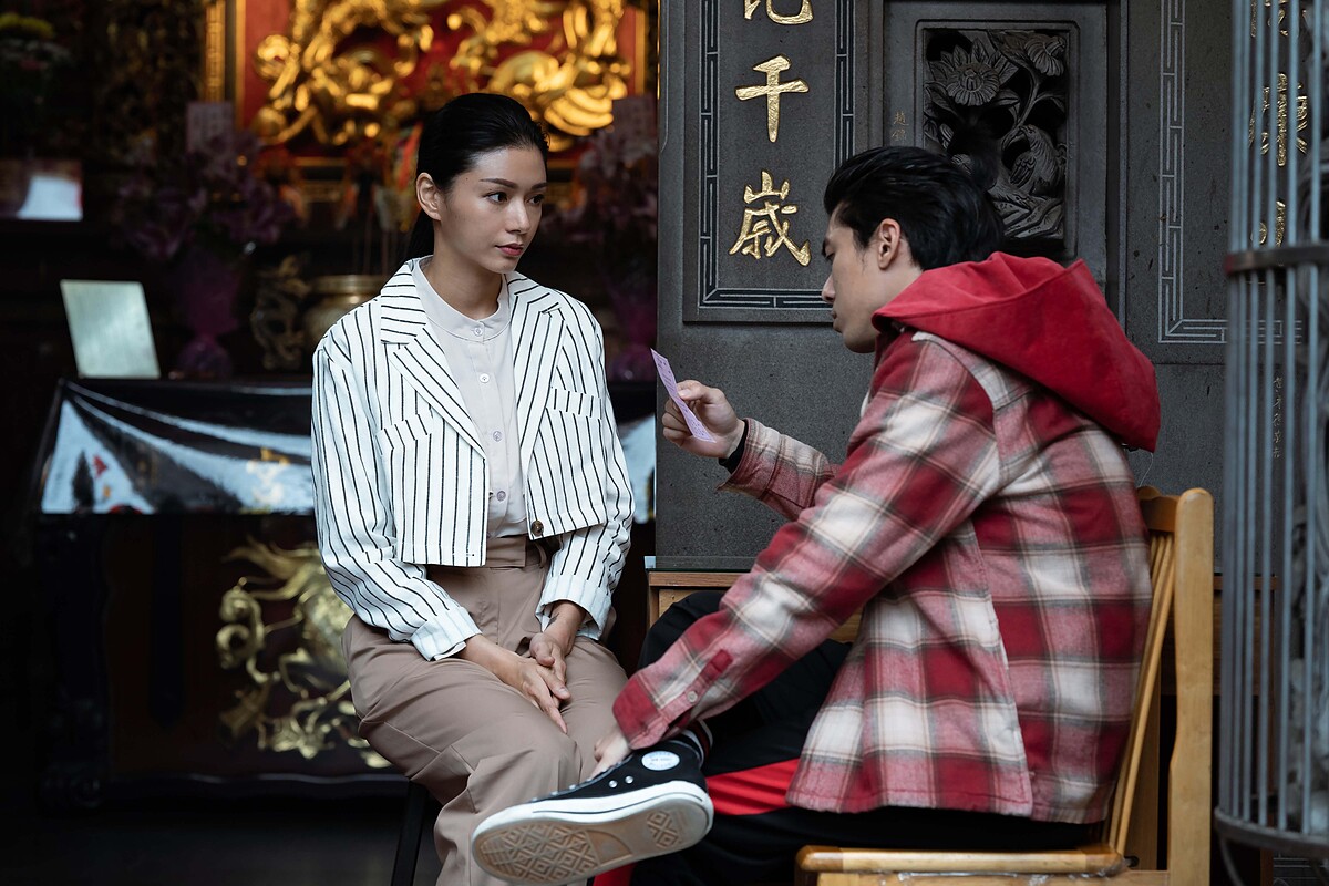 《地獄里長》林哲熹(右)劇中身為里長兼宮主,為郭源元解感情籤