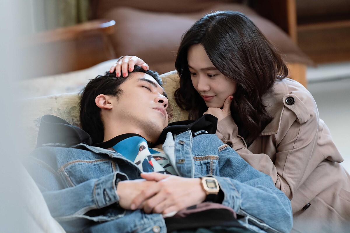 《地獄里長》林哲熹(左)劇中每天下午五點二十分就會全身癱軟,嚴正嵐陪伴在一旁