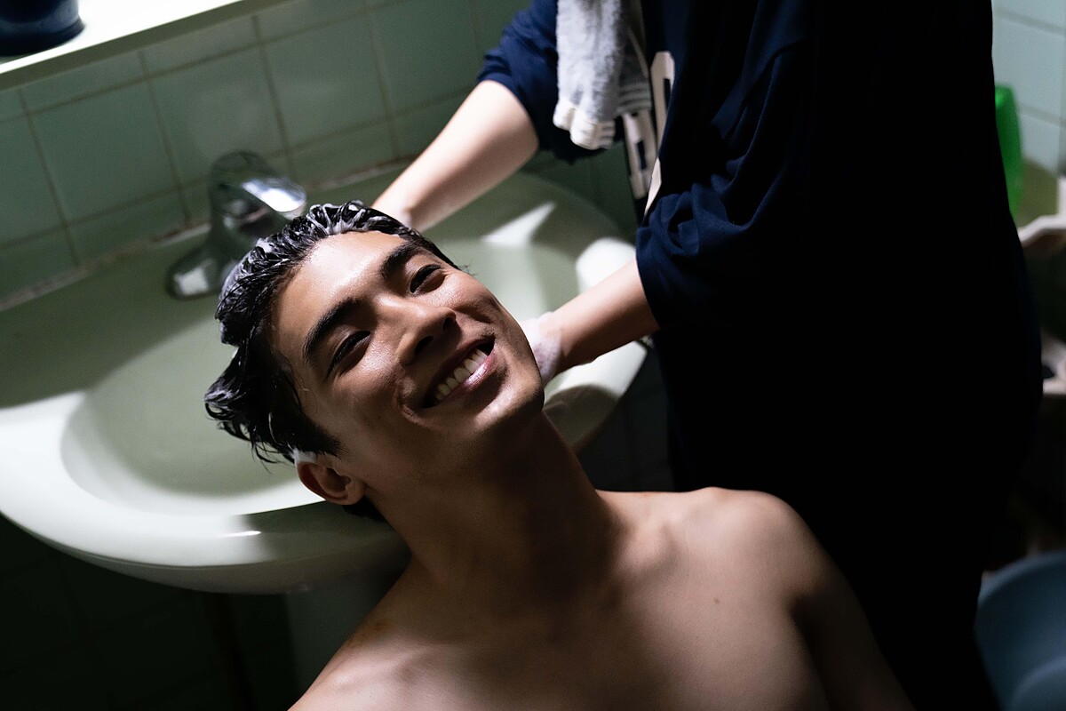 《地獄里長》林哲熹劇中被塗滿髮蠟,嚴正嵐幫忙洗頭動作太溫柔,令他直呼「洗了個寂寞!」