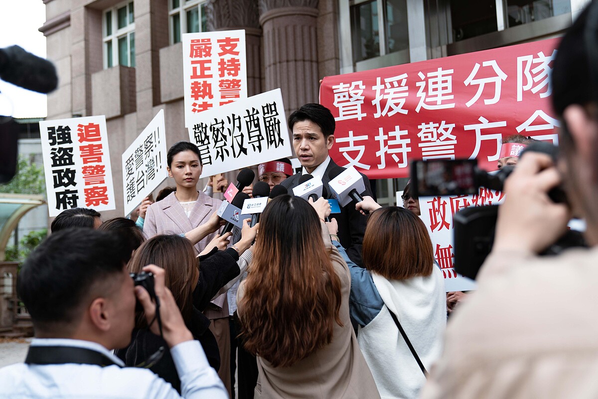 《地獄里長》隆宸翰(中)飾演行事作風囂張跋扈的立委,左為飾演其助理的郭源元