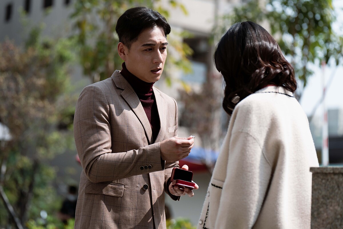 《地獄里長》鄭人碩(左)劇中示愛遭嚴正嵐果斷拒絕