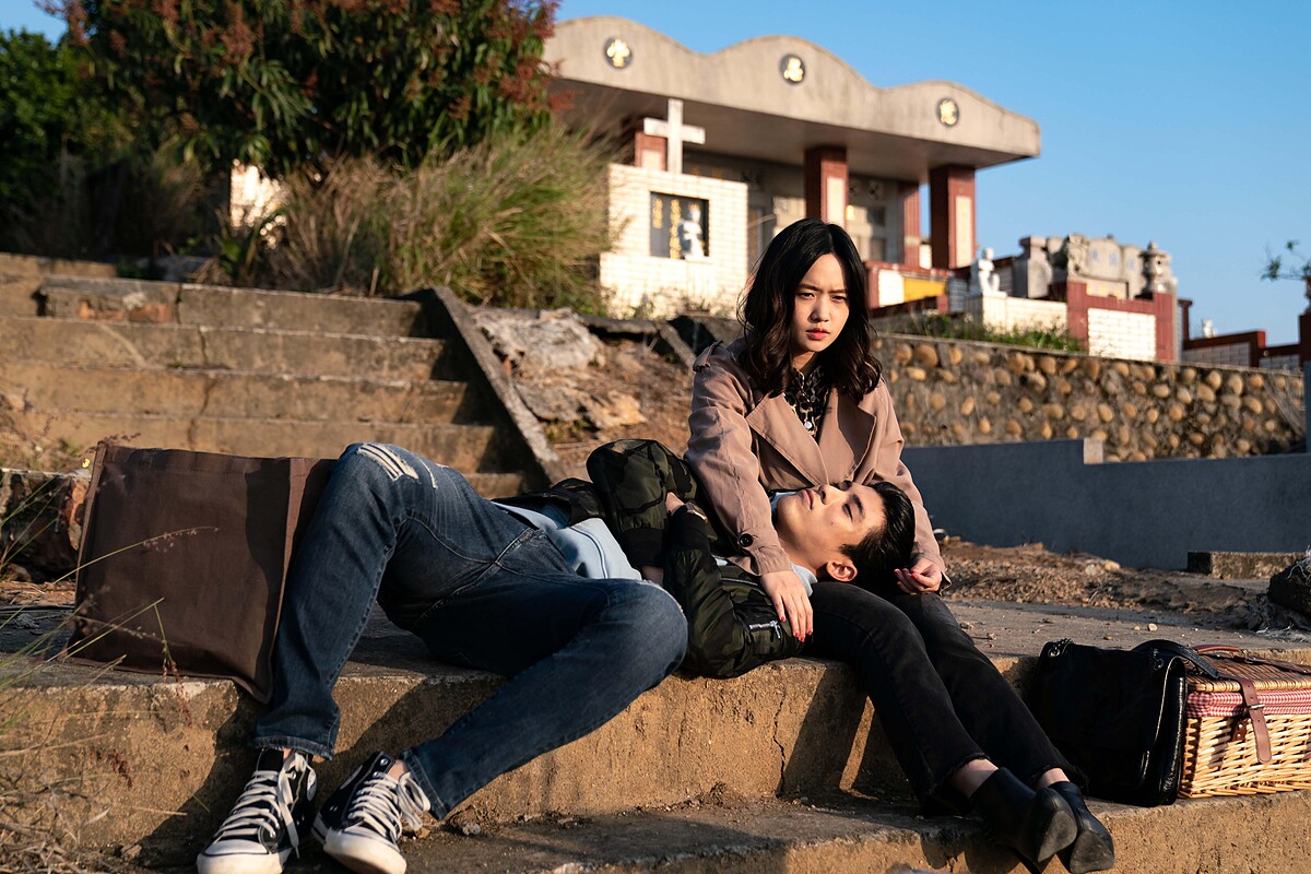 《地獄里長》嚴正嵐(右)、林哲熹劇中在墓仔埔約會,林哲熹自曝演到真的睡著