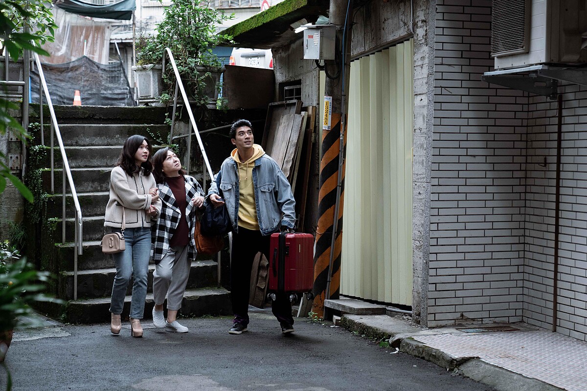 《地獄里長》嚴正嵐(左)劇中帶著媽媽鄭怡(中)住進林哲熹家