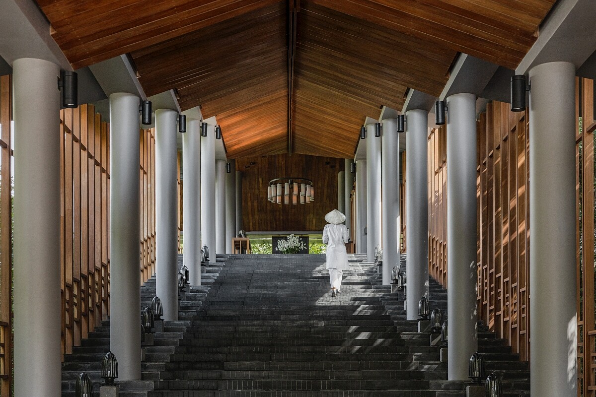 連結飯店的大廳入口，線條俐落現代，卻又富有越南當地風格。