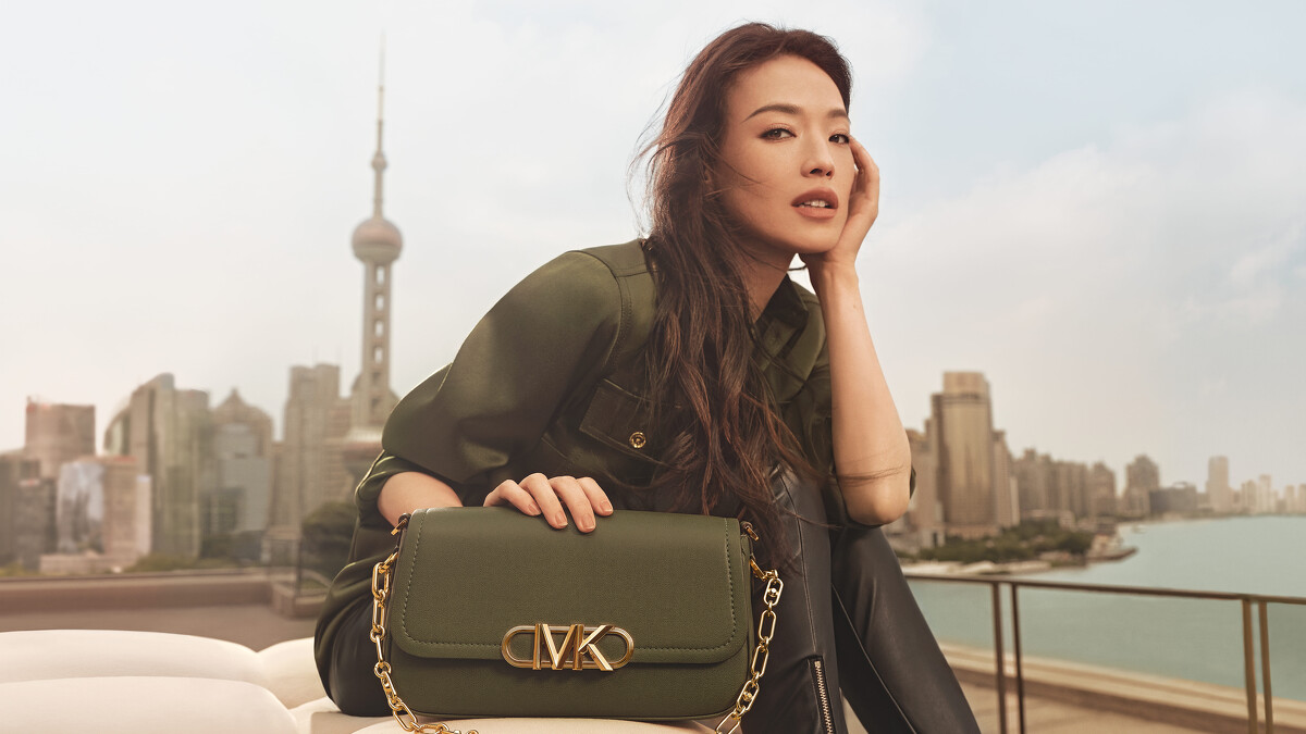 Parker森林綠金屬飾側背帝國包，NT22,000、翡翠綠緞面罩衫，NT16,600