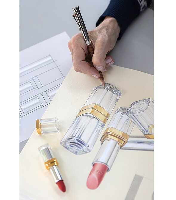 香奈兒包裝與平面設計創意部統籌Sylvie Legastelois手繪側拍