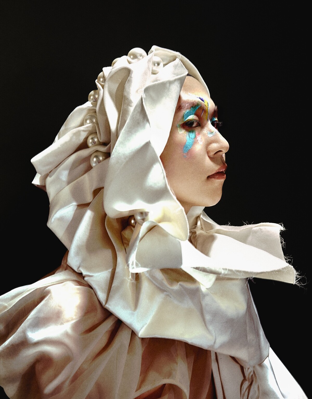 緞面珍珠不對稱上衣（作為頭飾），Kimhekim by Onefifteen初衣食午；透膚長洋裝，Uma Wang by Onefifteen初衣食午。