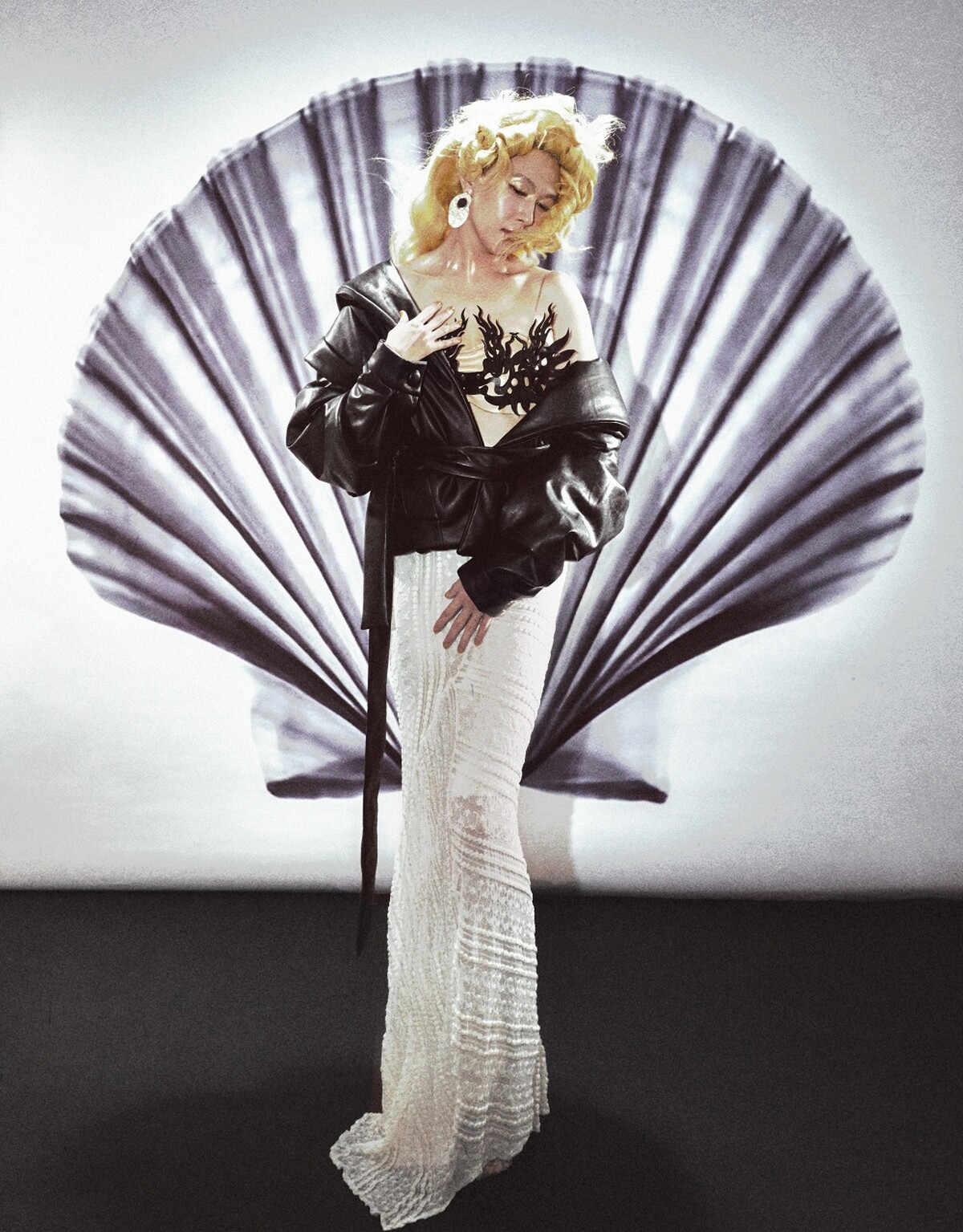 黑色皮外套、立體針織不對稱半身裙，both by Anouki at Onefifteen 初衣食午；皮革仿皮膚Bra、黑色皮革拼接Bra，both by PogaPlum；鏡面拼接耳環，Zara。 