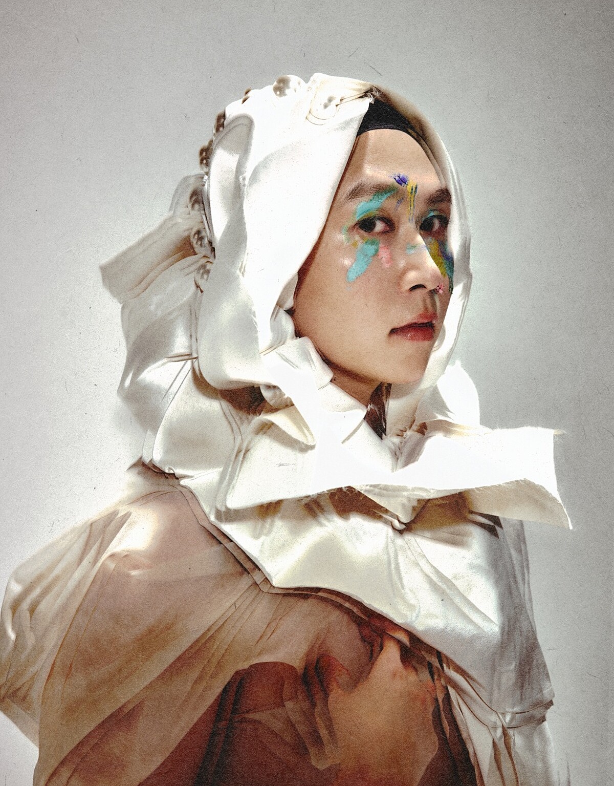 緞面珍珠不對稱上衣（作為頭飾），Kimhekim by Onefifteen初衣食午；透膚長洋裝，Uma Wang by Onefifteen初衣食午。