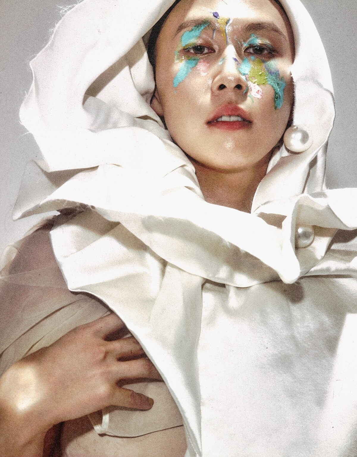 緞面珍珠不對稱上衣（作為頭飾），Kimhekim by Onefifteen初衣食午；透膚長洋裝，Uma Wang by Onefifteen初衣食午。