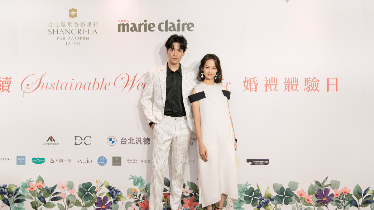 林子閎身上的高級訂製禮服由DEVOTION COUTURE以永續傳承概念為出發所設計,簡嫚書身著MACKENT GROUP研發織的環保永材質洋裝。