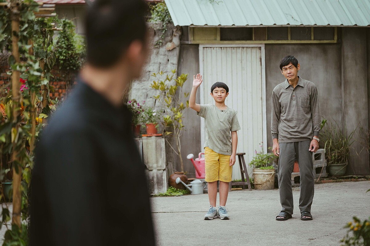 夏靖庭（右）跟阮柏皓（中）飾演感情深厚的祖孫，也在阮柏皓牽線之下，讓藍正龍（左背影）有機會以另類的形式跟父親好好告別。