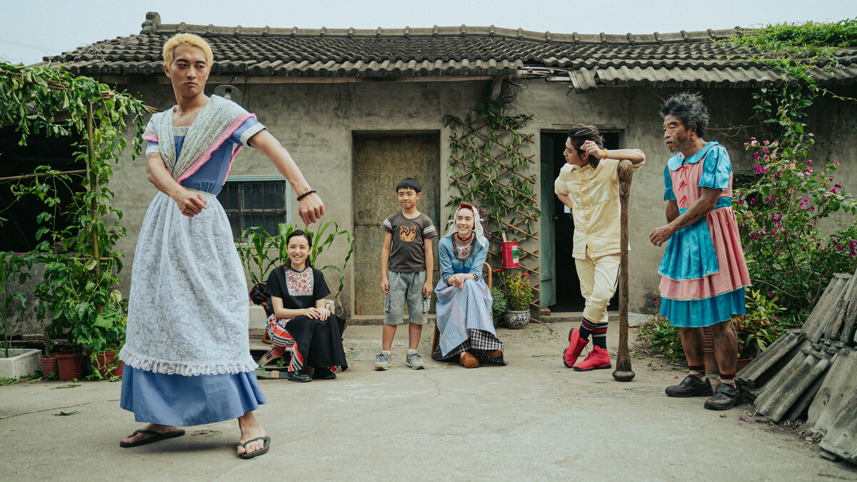 《百味小廚神 中元大餐》劇中Toro（右二）、林奕嵐（右三）和林澤凱（左一）詮釋的鬼神相當親切逗趣，讓童星阮柏皓（左三）絲毫不害怕。