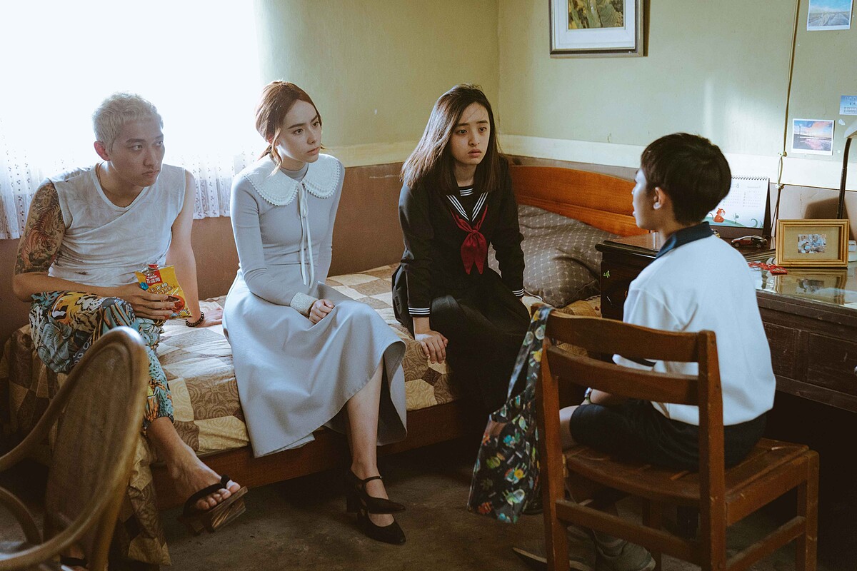 林澤凱（左起）、林奕嵐等人在劇中飾演鬼朋友，陪著小主角尋找阿公食譜的料理滋味。