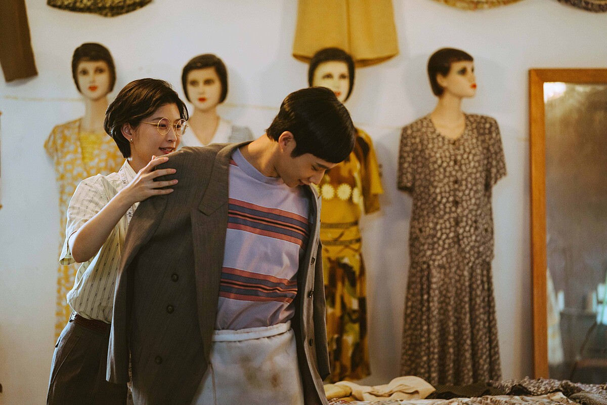 江宜蓉（右）劇中飾演裁縫師，儘管對黃冠智（左）有好感，仍真心祝福好友，替他量身打造結婚禮服。