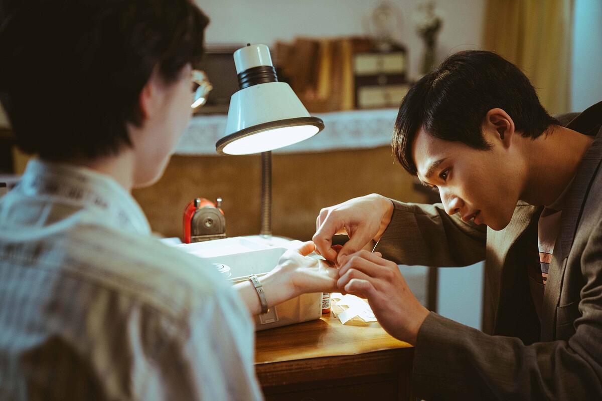 江宜蓉（左）跟黃冠智（右）飾演情感如家人般的好朋友。