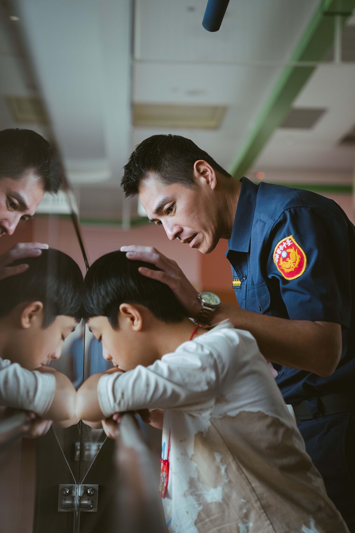 《百味小廚神 中元大餐》從孩童角度認識生離死別的議題，藍正龍（右）在醫院安慰阮柏皓（左）的戲溫馨催淚。