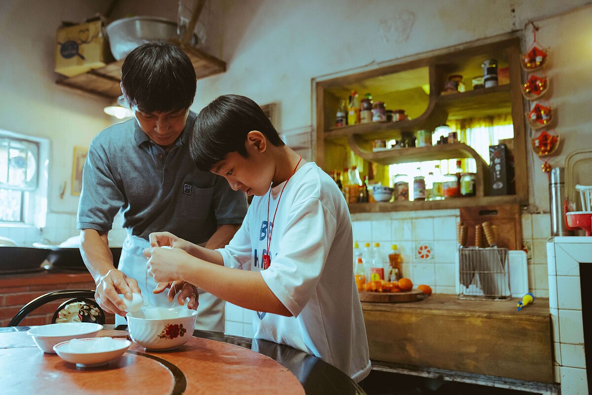 《百味小廚神 中元大餐》夏靖庭（左）與阮柏皓飾演祖孫，在總鋪師阿公夏靖庭突然離世後，「通靈金孫」阮柏皓為讓鬼魂阿公回憶起自己，決心挑戰重現阿公食譜裡的每一道手路