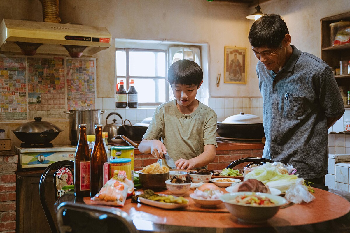 《百味小廚神》「阿公」夏靖庭（右）在劇中指導「孫子」阮柏皓廚藝。