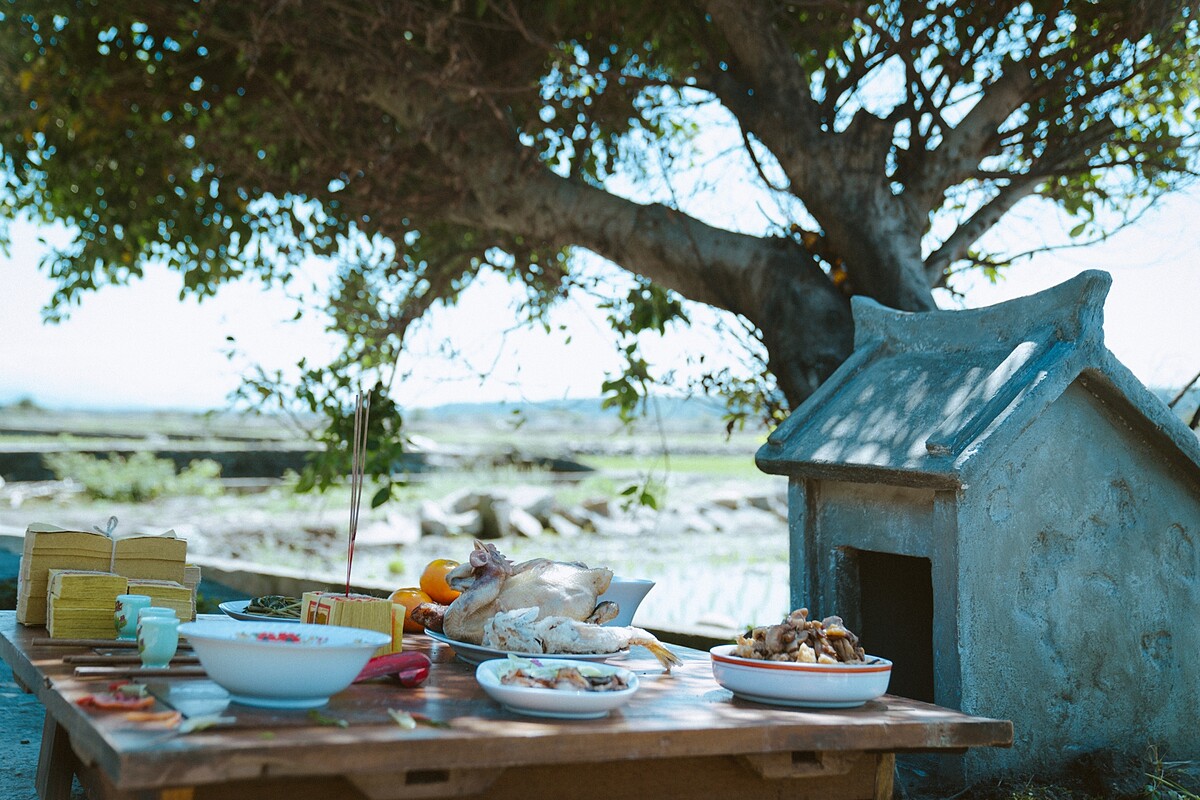 《百味小廚神 中元大餐》在傳統習俗上，以食物祭祀鬼魂前必須點一支香，祂們才能享用到這些料理。