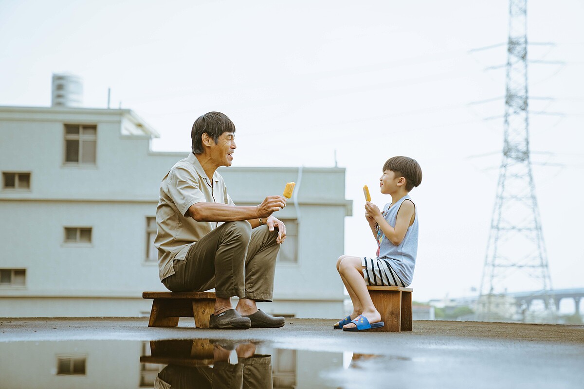 夏靖庭（左）劇中面對孫子化身慈祥和藹的阿公。