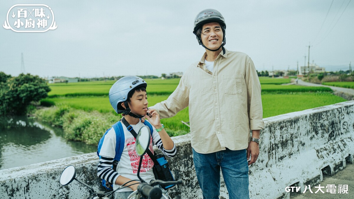 《百味小廚神 中元大餐》阮柏皓(圖左)曝與劇中父親藍正龍私下常聊天、聊籃球，不受角色影響。
