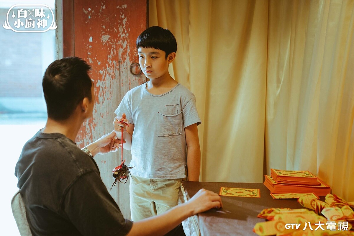 《百味小廚神 中元大餐》阮柏皓做「紅蟳米糕」料理時，被活蹦亂跳的螃蟹嚇到。