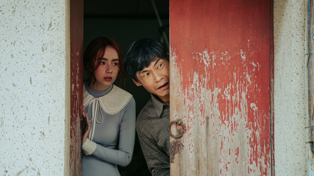 林奕嵐(左)在劇中飾演荷蘭女鬼，與夏靖庭飾演的孤龍師有許多搞笑互動。