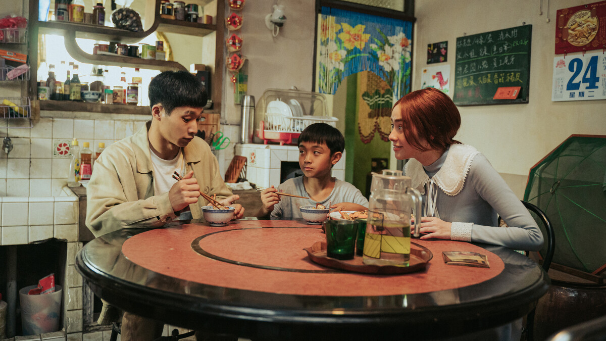 《百味小廚神 中元大餐》阮柏皓（中）希望透過食物喚醒「阿公」黃冠智（左）死去後的記憶，林奕嵐則飾演「阿公」多年來的鬼魂好友。