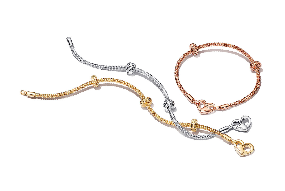 Pandora Moments粒紋項鏈(鍍14k金/玫瑰金) NT$11,580、粒紋手鏈(鍍14k金/玫瑰金) NT$6,880、粒紋固定釦(925銀) NT$1,580 (鍍14k金/玫瑰金) NT$2,080、Pandora Moments小型串飾耳環圈(925銀) NT$1,580 (鍍14k金/玫瑰金) NT$2,480。