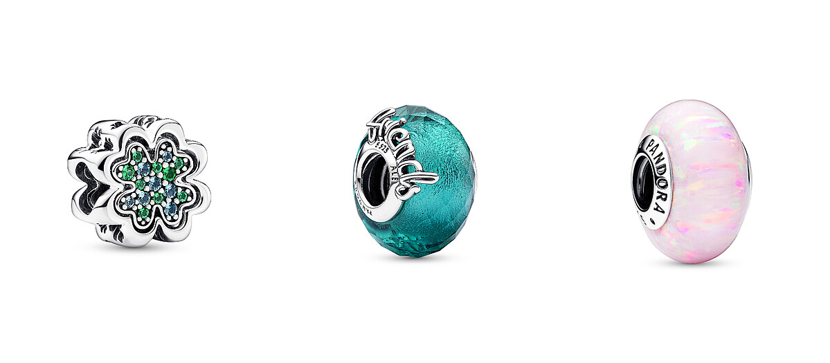 幸運草組合串飾NT$2,080、友誼長久松綠 Murano 琉璃串飾NT$1,580、幻彩粉紅串飾NT$1,580。