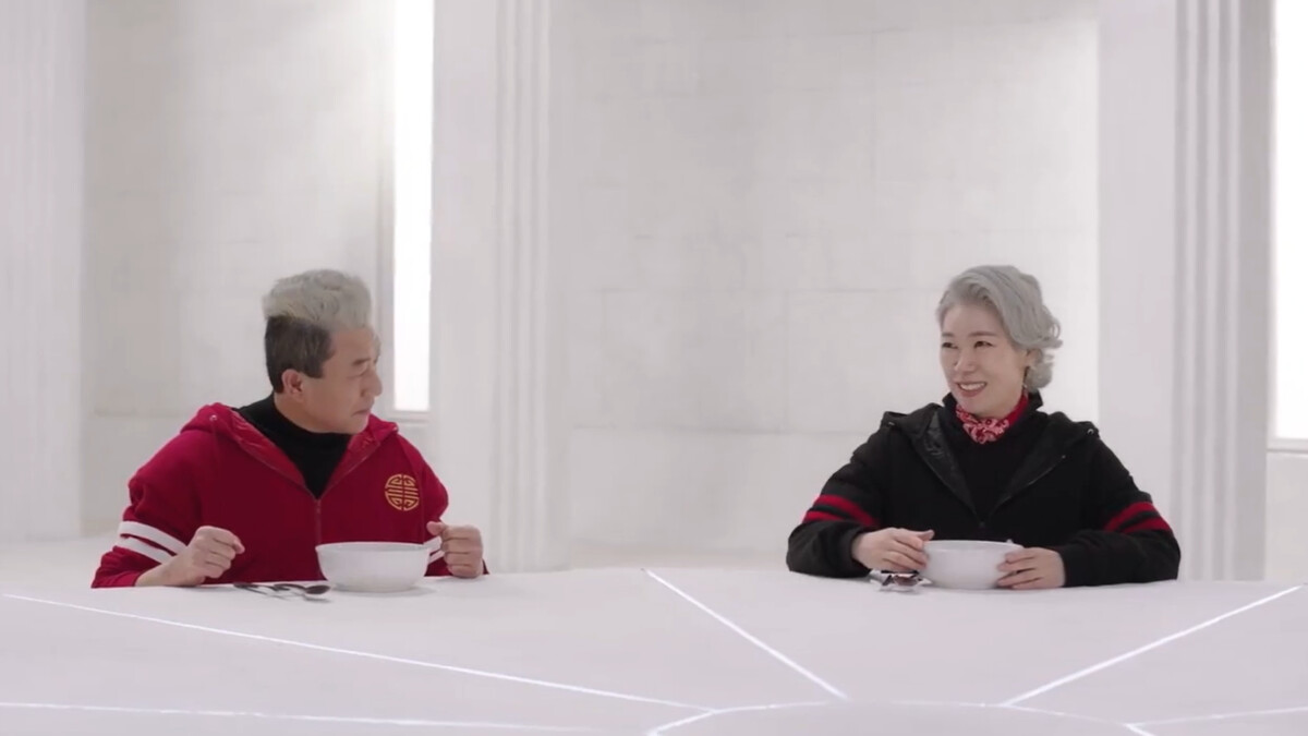 《驅魔麵館2》秋女士(右)端出拿手烏龍麵招待中國驅魔人