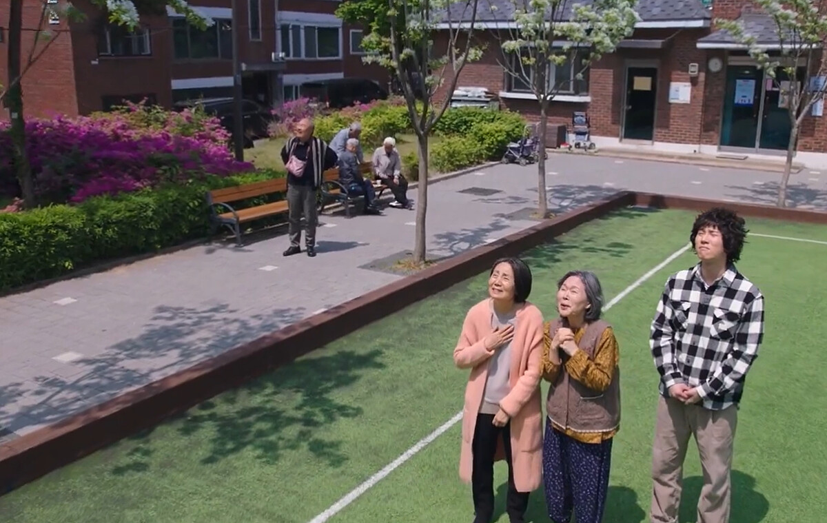 《驅魔麵館2》蘇炆外婆(中)看著天空雲朵，說旼祉和蘇炆的母親在天上玩耍，安慰馬媽媽(左一)不再牽掛