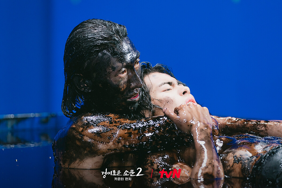 《驅魔麵館2》姜榮基和趙炳圭在黑漆漆醬湯裡拍武打戲