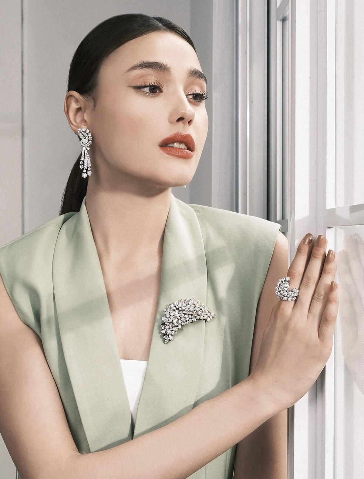 Vagues pr&eacute;cieuses 耳環連可拆卸式吊墜，白K金、鑽石；Feuillage de diamants可轉換式胸針，白K金、玫瑰金、鑽石；&Eacute;ventail de diamants戒指，白K金、玫瑰金、鑽石。