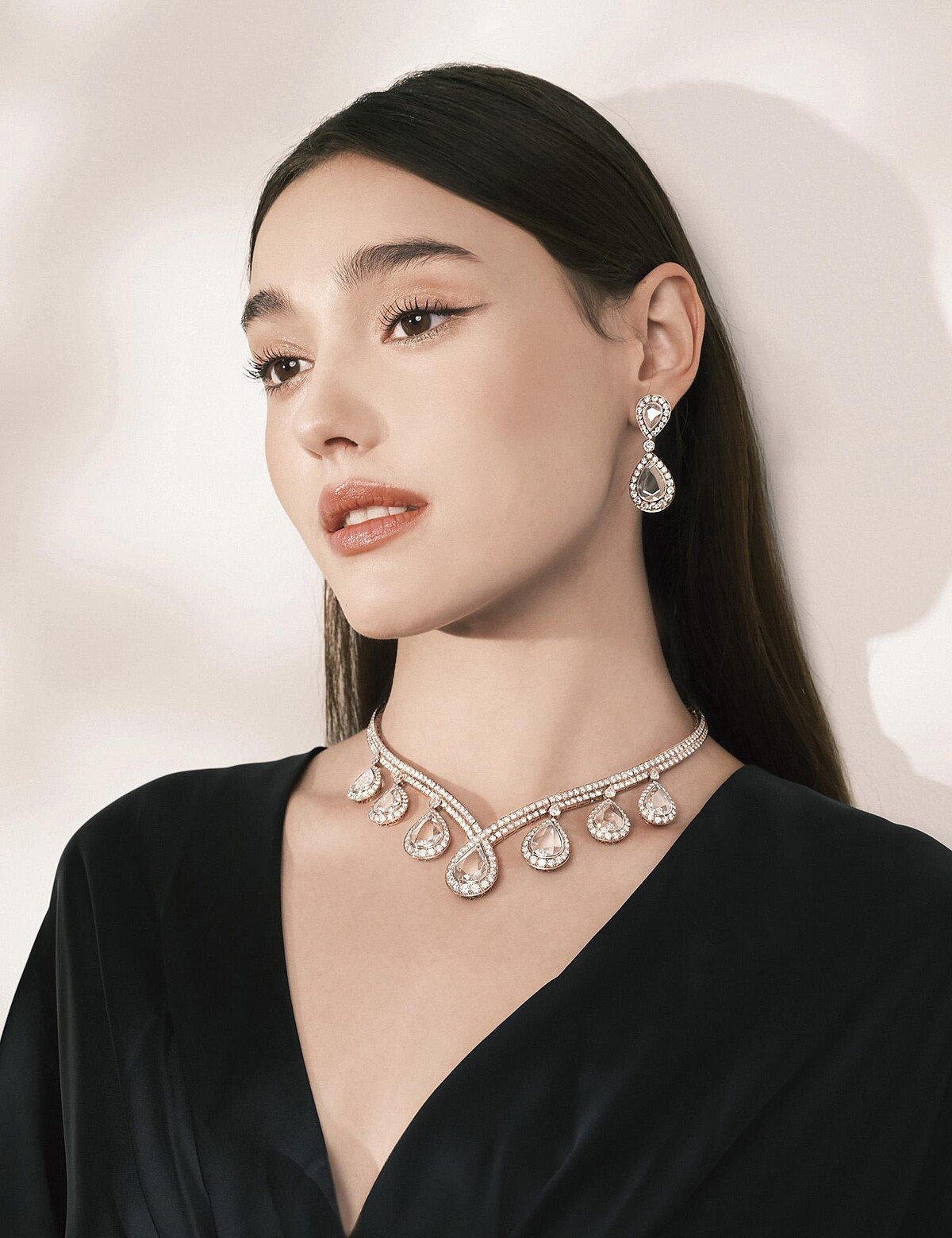 Heritage典藏系列Roseraie項鍊及耳環，創作於西元1984年，鉑金、黃K金、鑽石。