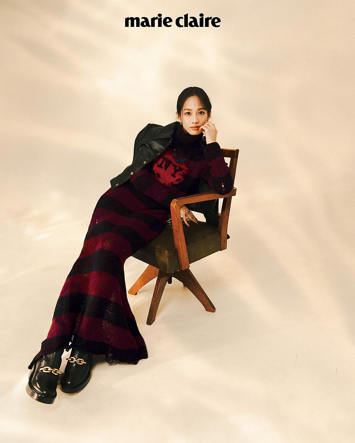 條紋針織洋裝、皮革外套、KENNA短靴，all by Coach