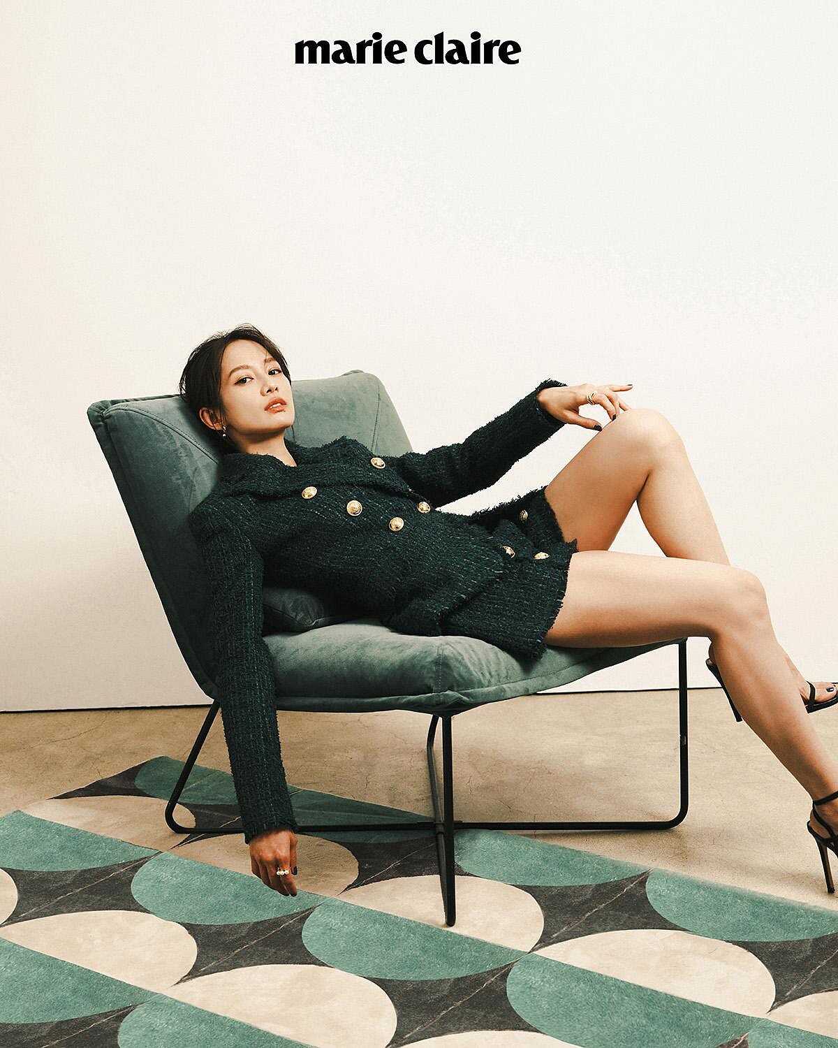 綠色金釦毛呢外套、綠色金釦花呢短褲，all by Balmain；Danger Fang系列戒指、Danger Horn Plus系列戒指&耳環，all by Tasaki。