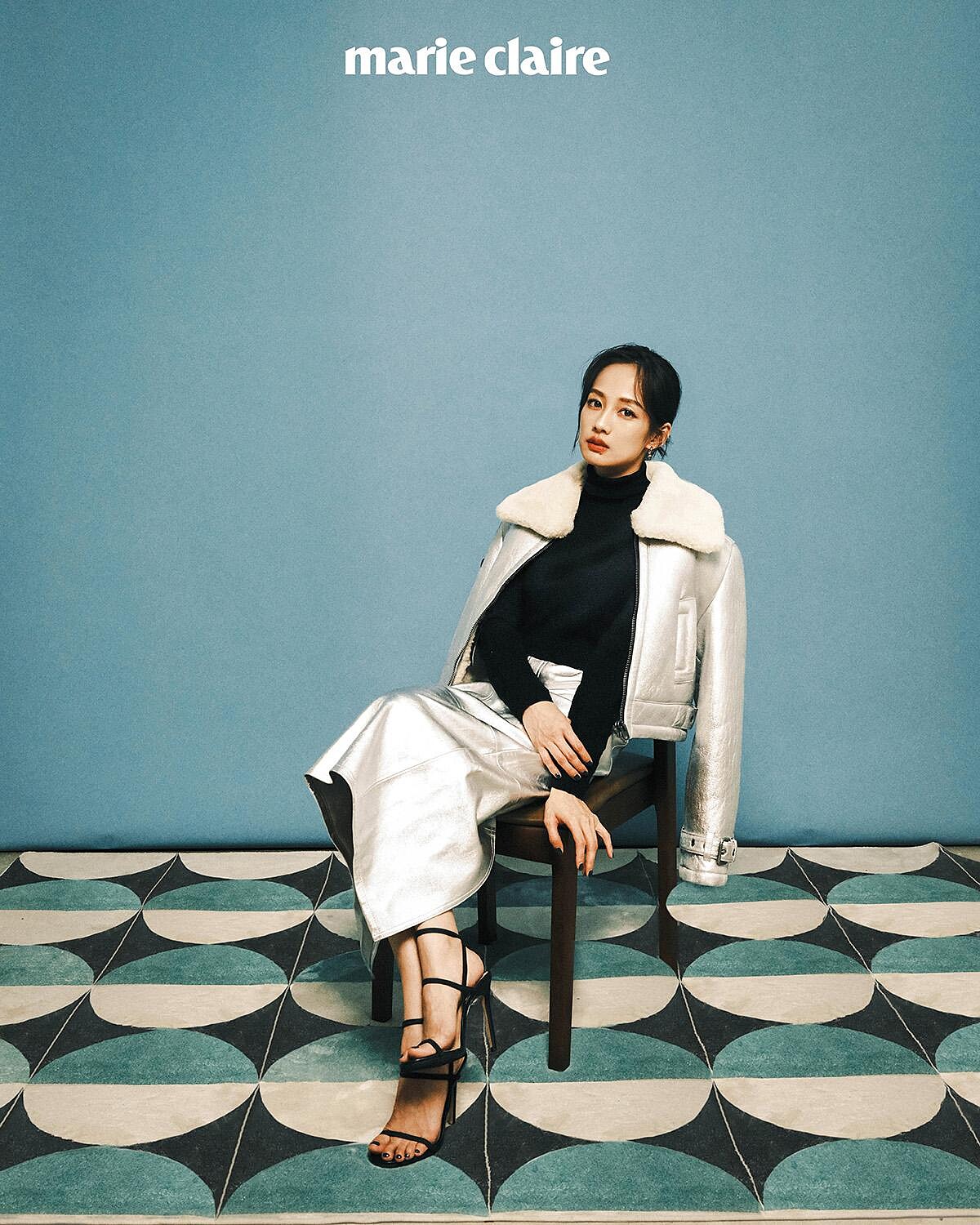 黑色高領毛衣、銀色皮革外套、銀色皮革裙，all by Coach。