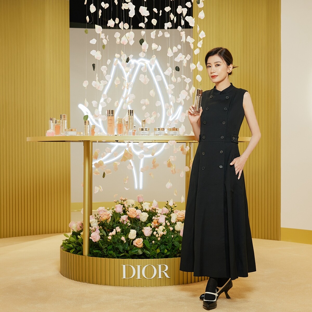 賈靜雯乘風破浪全靠迪奧精萃再生系列超越時光。 