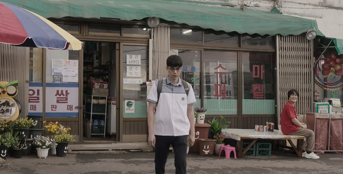 李才滿(右)和上學的強勳(右)說再見,但強勛有點愛理不理