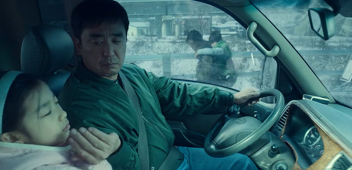 張洙源帶喜秀搬家時曾與揹著奉皙的李美賢(車窗外)擦身而過,各自躲藏