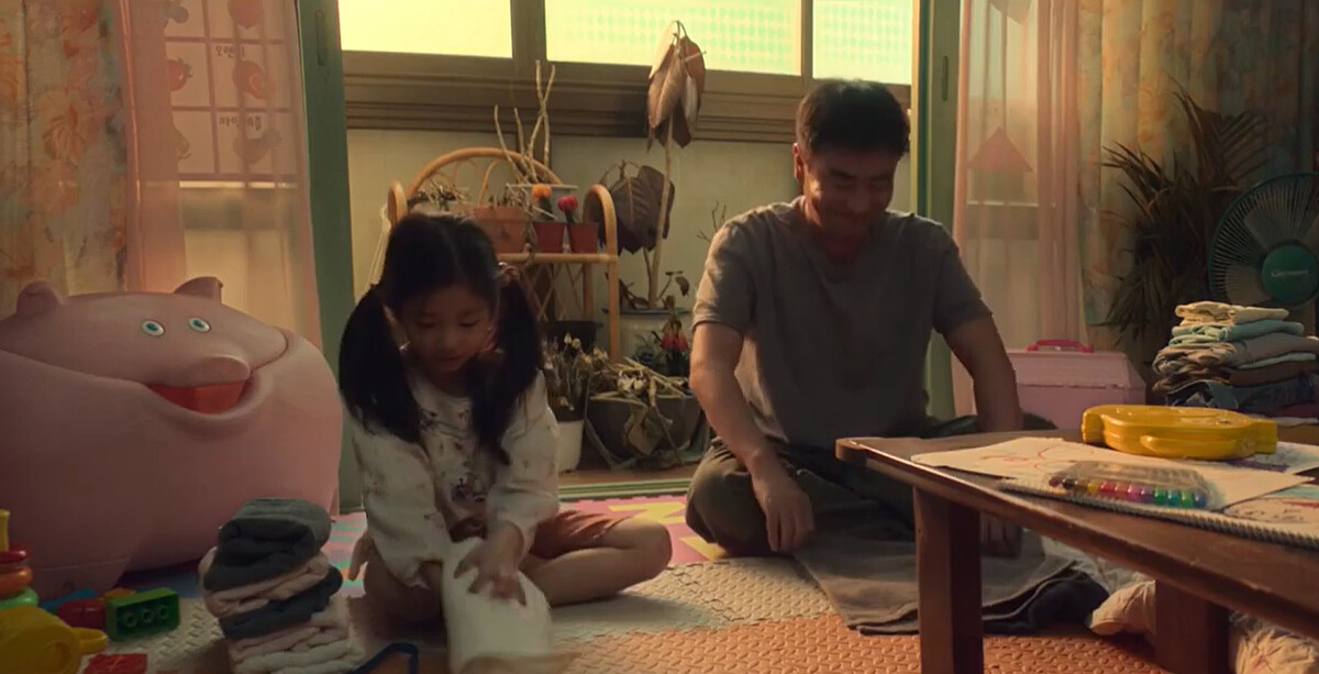 喜秀(左)是貼心的女兒,家事好幫手