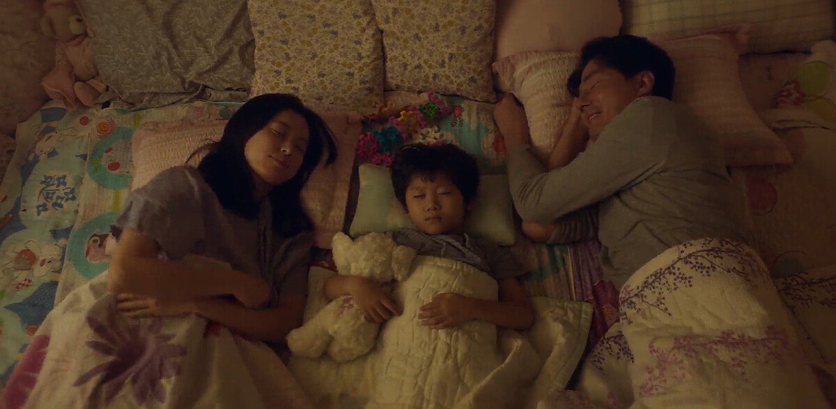 金斗植(右)和李美賢(左)夫妻睡前閒聊未來的夢想就是開炸豬排店