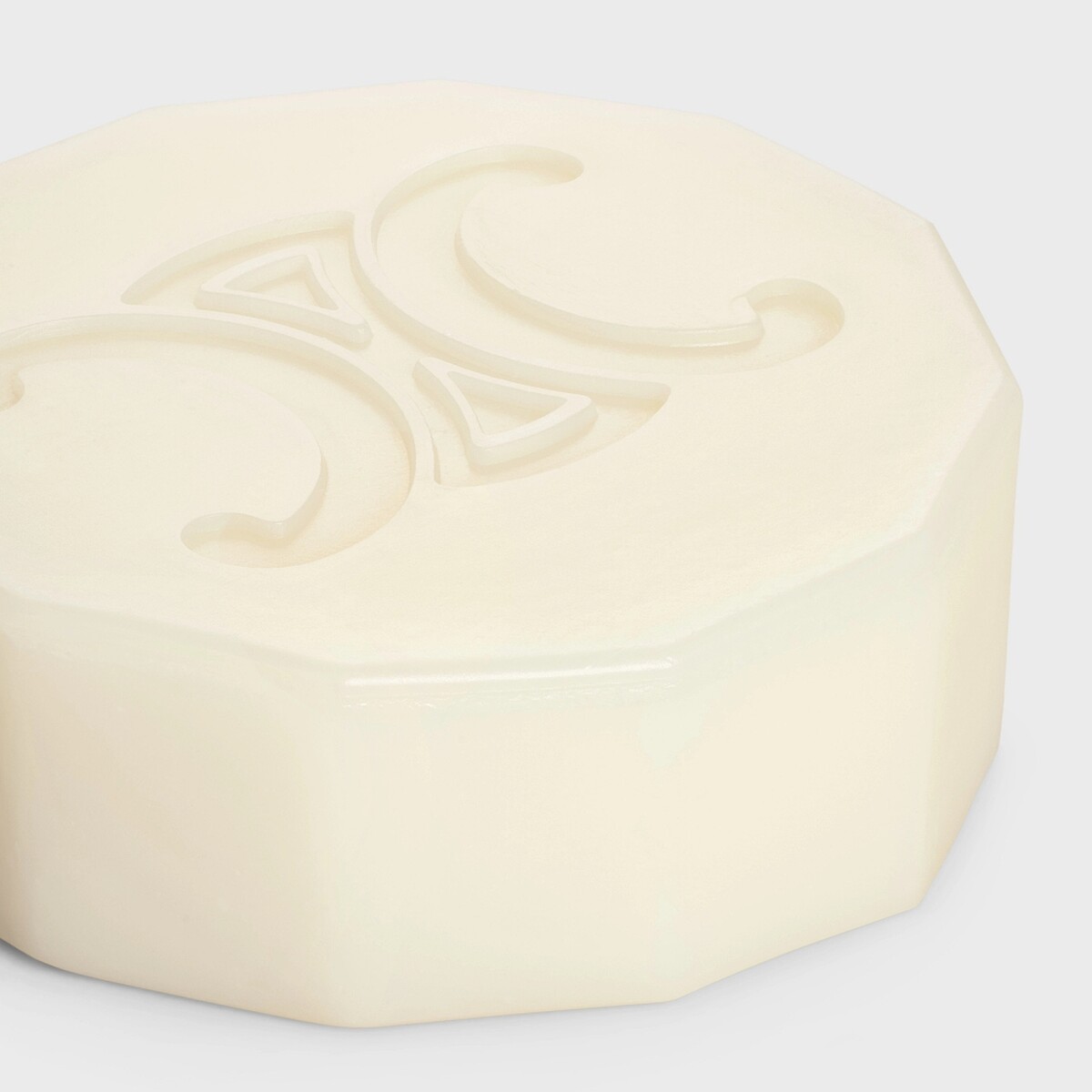 CELINE 2023年推出高級香水系列的香氛皂,「TRIOMPHE」標誌刻在皂體正面。