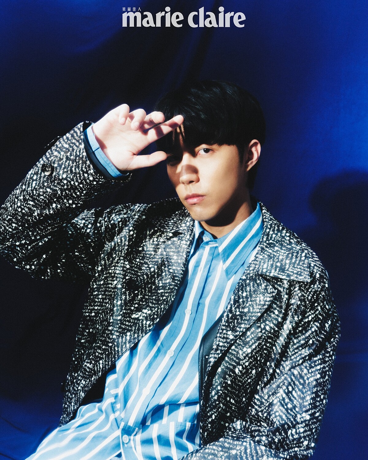 皮革印刷長大衣、藍色條紋襯衫，all by Bottega Veneta。