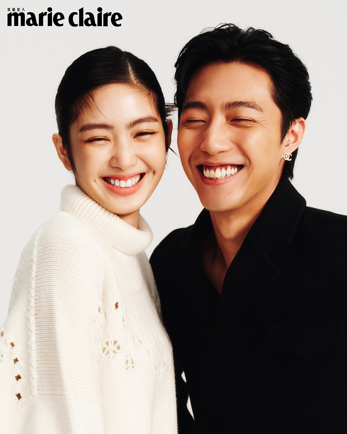 蔡凡熙：黑色羊毛夾克，Prada；耳環，私物。 雷嘉汭：白色羊毛刺繡針織上衣，Chlo&eacute;。