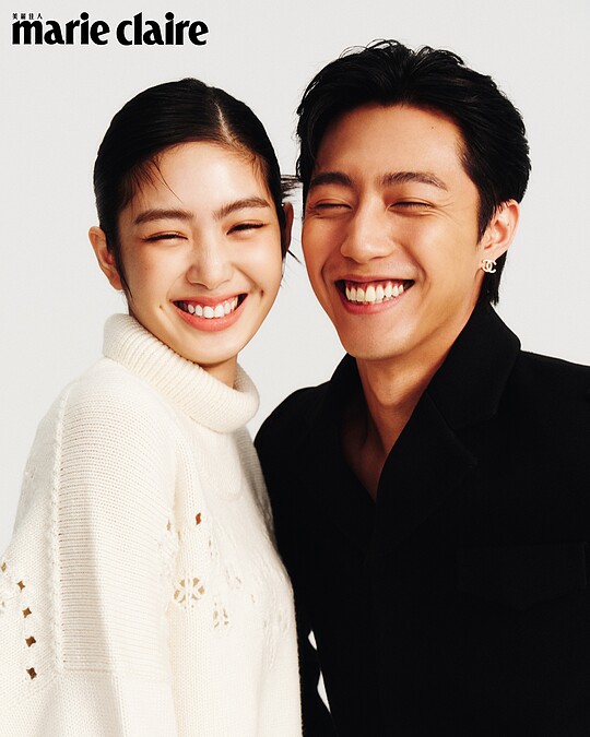 蔡凡熙：黑色羊毛夾克，Prada；耳環，私物。 雷嘉汭：白色羊毛刺繡針織上衣，Chlo&eacute;。