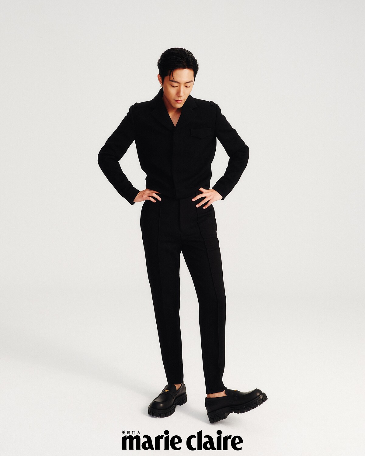 黑色羊毛夾克、黑色羊毛長褲，all by Prada；皮革樂福鞋，Versace；耳環，私物。 