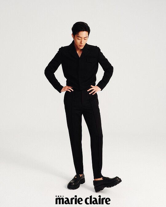 黑色羊毛夾克、黑色羊毛長褲，all by Prada；皮革樂福鞋，Versace；耳環，私物。 